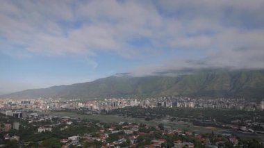 Caracas, Venezuela 'nın havadan görünüşü. Arka planda Avila Dağı.