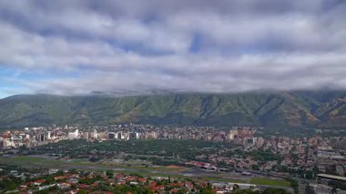 Caracas şehrinin bulutlu bir gökyüzü ve birçok bulut hareketiyle zaman aşımı.