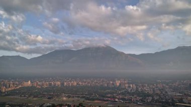 Güzel Caracas, Venezuela 'da gün doğumunun tam zamanı, güzel bulutlar ve mavi gökyüzü..