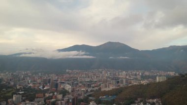 Gün batımında Venezuela, Caracas 'taki Avila' nın panoramik görüntüsü