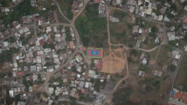 Guatire, Venezuela 'da fakir bir gecekondu mahallesindeki spor sahasının havadan görünüşü.