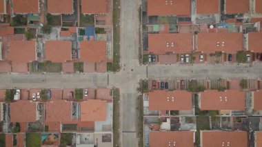 İnsansız hava aracı ve büyük bir simetriye sahip güzel bir apartman dairesinin havadan görünüşü