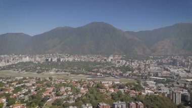 Gün batımında Venezuela, Caracas 'taki Avila' nın panoramik görüntüsü