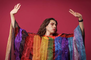 Gurur Ayı 'nı destekleyen cinsiyetsiz kişi