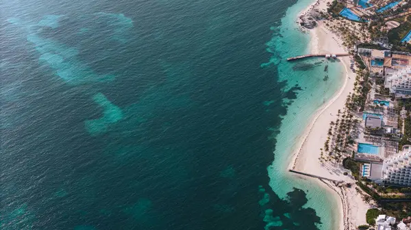 Meksika 'da, kristal berrak suları olan otel bölgesindeki Cancuns sahilleri. Boşluğu kopyala.