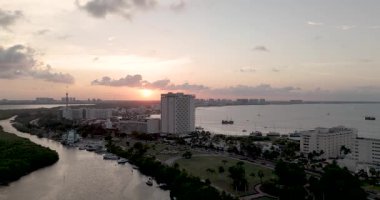 Riviera Maya 'daki Cancun Otel bölgesinde güzel bir gün doğumu, İHA atışı.