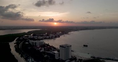 Riviera Maya 'daki Cancun Otel bölgesinde güzel bir gün doğumu, İHA atışı.
