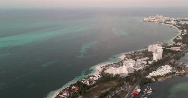 Riviera Maya 'nın berrak sularında gün batımı