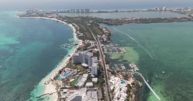 Cancuns otel bölgesi lagüne ve güzel plaja bakıyor.