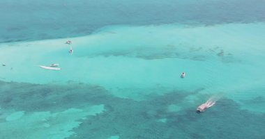 Meksika Karayipleri, Cancun, Riviera 'nın turkuaz sularında yüzen tekneler.