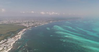 Cancun şehri, güzel kumsal ve doğa manzaralı havadan görünüyor.