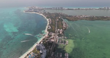 Cancuns otel bölgesi, sahil ve göl berrak sularla güneşli güzel bir günde