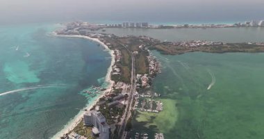 Cancuns otel bölgesi, sahil ve göl berrak sularla güneşli güzel bir günde