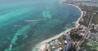 Cancun, Meksika 'nın güzel sularının hava manzarası..