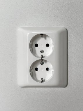 Duvarda beyaz elektrik prizi var. Yüksek kalite fotoğraf