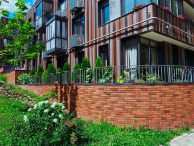 Dairenin dış yüzeyinde tuğla duvar, cam balkonlar ve yemyeşil peyzaj ile çağdaş bir tasarım yer almaktadır.