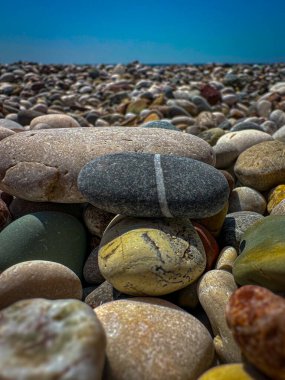 Türkiye 'nin Antalya plajındaki çok renkli yuvarlak kayalar. Çizgili bir taş. Yüksek kalite fotoğraf.