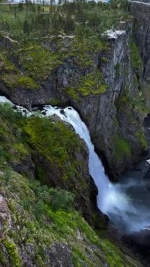 Kanyon içinde inanılmaz Veringsfossen şelalesi - geriye doğru hareket eden hava - dağ platosundan büyük miktarda su düşüyor. Yüksek kaliteli FullHD görüntüler