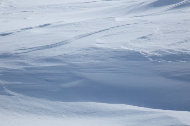 Taze Beyaz Kış Rüzgarı Şiddetli Kar Arkaplan Resmini Işıklar ve Gölgelerle Sürüklüyor