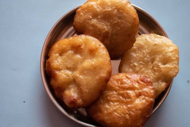 Geleneksel bir Hint Tatlı Arsa 'sının yakın plan fotoğrafı. Bir tabak taze Arsa, pirinç unu, jaggery ve ghee ile hazırlanmış geleneksel bir Hint tatlısı. Bu altın sarısı, kızarmış lezzetler çeşitli Hint bölgelerinde popülerdir..