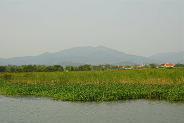 Göl ve dağlarla dolu güzel bir manzara.