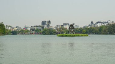 Hanoi şehrinde bir park manzarası.