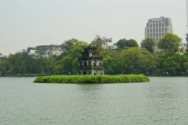 Hanoi şehrinde bir park manzarası.