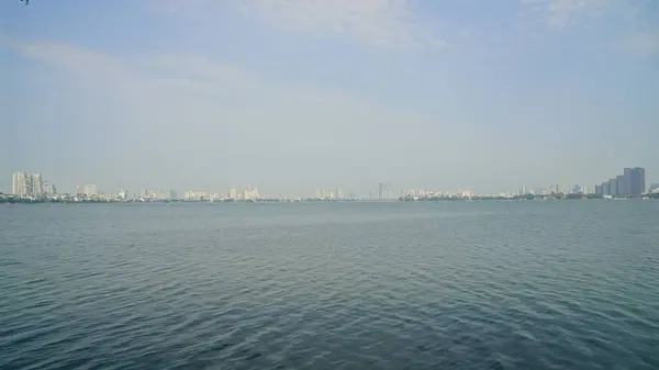 Sabahları göl manzarası