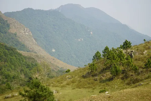 Dağları ve bulutları olan güzel bir manzara