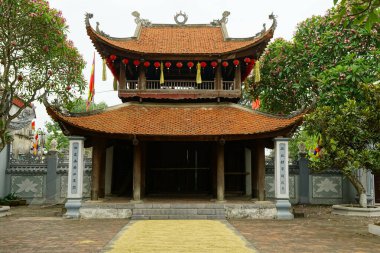 Kırsal kesimdeki antik tapınak.