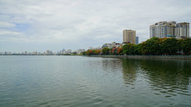 Göl çevresindeki modern şehri yansıtır.