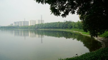 Sabah gölü olan güzel bir manzara.