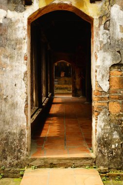 Vietnam şehrindeki antik taş duvar.