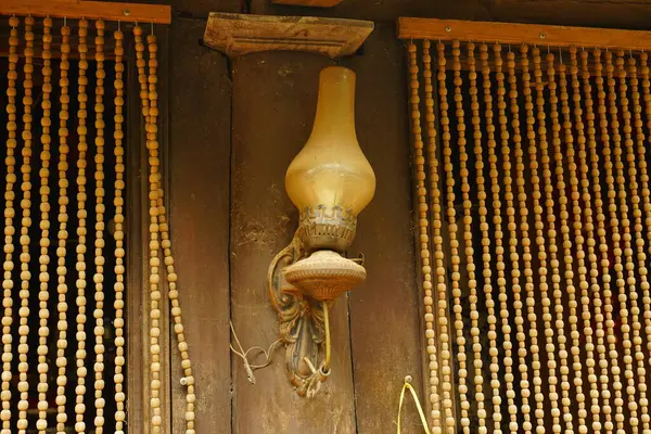 Tapınakta Tayland usulü mum.