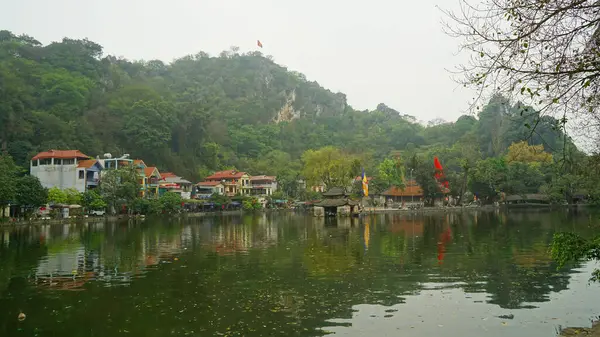 Sabahları gölün güzel manzarası