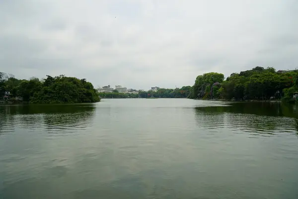 Gölü ve yeşil ağaçları olan güzel bir manzara.
