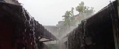 Fırtına şiddetlenirken, kamera aralıksız sağanak yağışı ve rüzgarla kırbaçlanmış ağaçları yakalayarak dramatik ve neredeyse dünya dışı bir atmosfer yarattı..