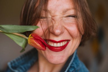 8 Mart Uluslararası Kadınlar Günü. Laleli genç bir kadının portresi. Tema Inspire Inclusion