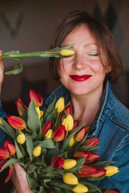 8 Mart Uluslararası Kadınlar Günü. Laleli genç bir kadının portresi. Tema Inspire Inclusion