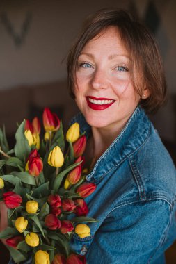 8 Mart Uluslararası Kadınlar Günü. Laleli genç bir kadının portresi. Tema Inspire Inclusion