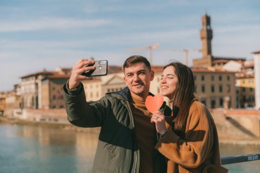 Sevgililer Günü 'nde genç bir çift selfie çekiyor. Yaşam tarzı.