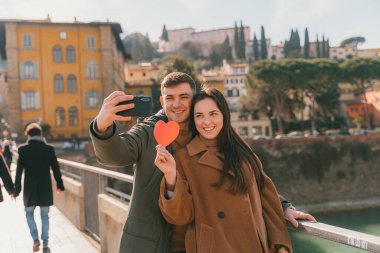 Sevgililer Günü 'nde genç bir çift selfie çekiyor. Yaşam tarzı.