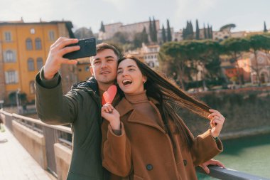 Sevgililer Günü 'nde genç bir çift selfie çekiyor. Yaşam tarzı.