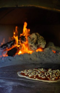 Ahşap yanan pizza fırını, yanan odun ve pizza pişirme. Taş ocağında geleneksel Margherita.