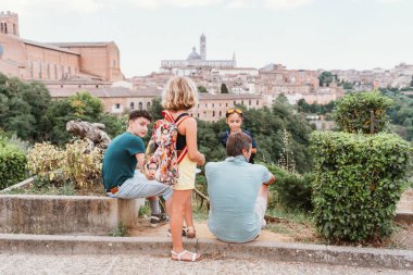 Eğitici bir yaz gezisinde üç çocuklu bir baba. Aile seyahati