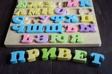 Tahtadan yapılmış çok renkli alfabe. Küçük çocuklara mektup ve okuma öğretmek için harika.