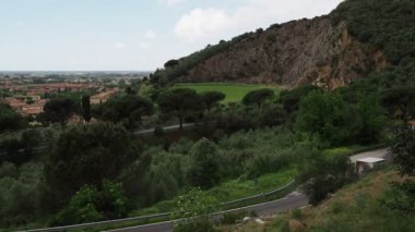 Yılanlı yol. Orman dağlarında asfalt yolda giden arabalar.