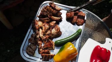 Et ve sebzeler ızgarada