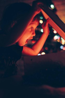 İyi geceler. Küçük çocuk Noel Baba 'dan hediye kutusunu açar ve içini neşe ve heyecanla doldurur. Noel 'in heyecanı ve çocukların yılın bu zamanında hissettiği güçlü duygular aşikar.