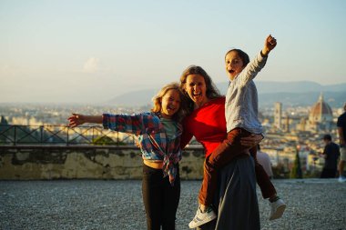 Gezginlerden oluşan neşeli bir aile hedeflerine ulaştı ve antik şehrin arka planında fotoğraflandı.